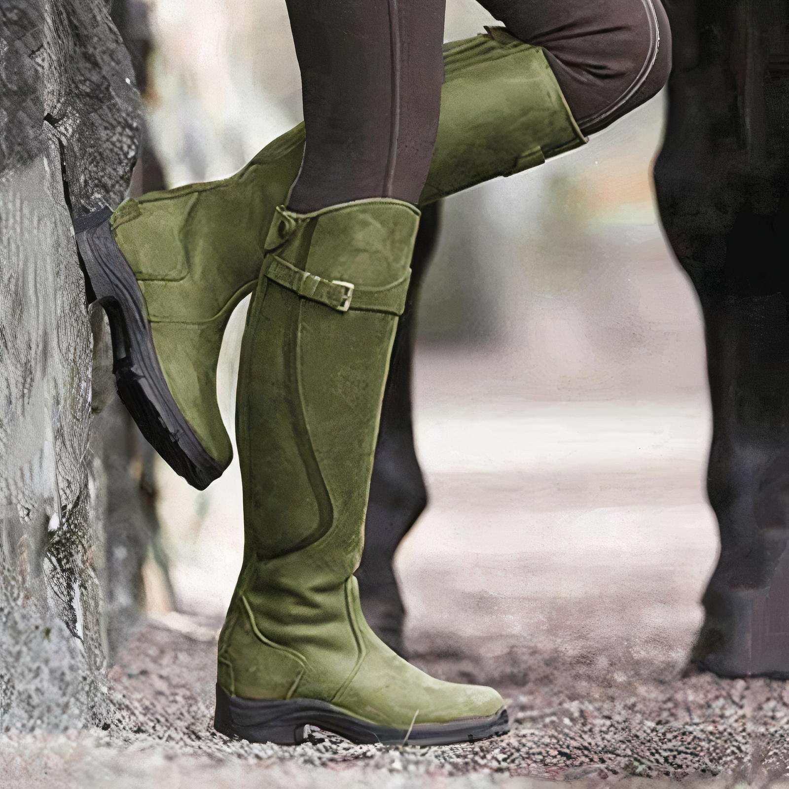 Stivali alti da equitazione verdi in pelle scamosciata, con fibbia regolabile, su sfondo esterno. Scarpe eleganti e resistenti per attività equestri.