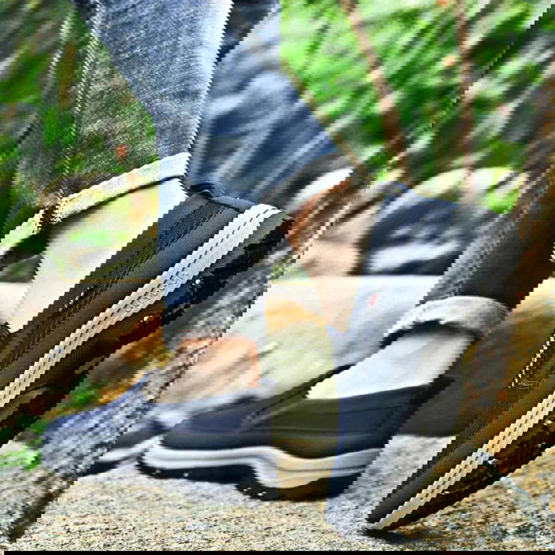 Immagine danneggiata con distorsioni digitali e bande colorate. Problema di visualizzazione, errore di file o corruzione dati.