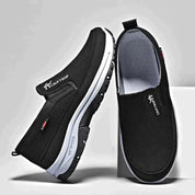 Scarpe slip-on nere da uomo, suola bianca antiscivolo, design casual e sportivo, ideali per camminate e tempo libero. Comfort e stile moderno.