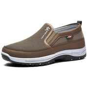 Scarpa slip-on marrone da uomo, design casual, suola antiscivolo, tessuto traspirante, ideale per passeggiate e attività all'aperto.