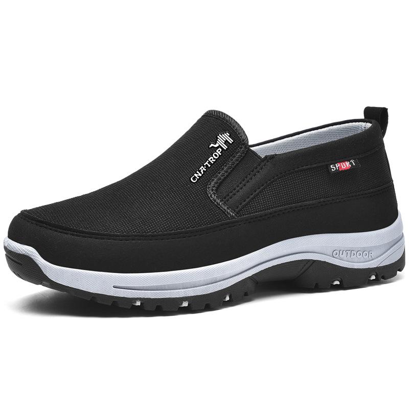 Scarpa slip-on nera da uomo, suola bianca antiscivolo, design casual sportivo, ideale per attività all'aperto. Comfort e stile per ogni occasione.