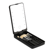 Set di pennelli trucco con specchio LED portatile, custodia nera elegante, ideale per viaggi e ritocchi, accessori bellezza essenziali.