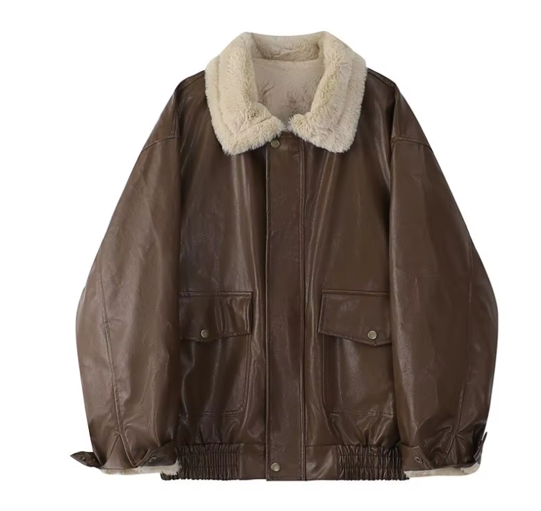 Giacca in pelle marrone con colletto in pelliccia sintetica, tasche frontali e polsini elasticizzati. Stile casual, ideale per l'inverno.
