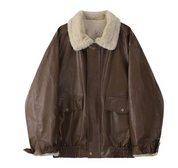 Giacca in pelle marrone con colletto in pelliccia sintetica, tasche frontali e polsini elasticizzati. Stile casual, ideale per l'inverno.
