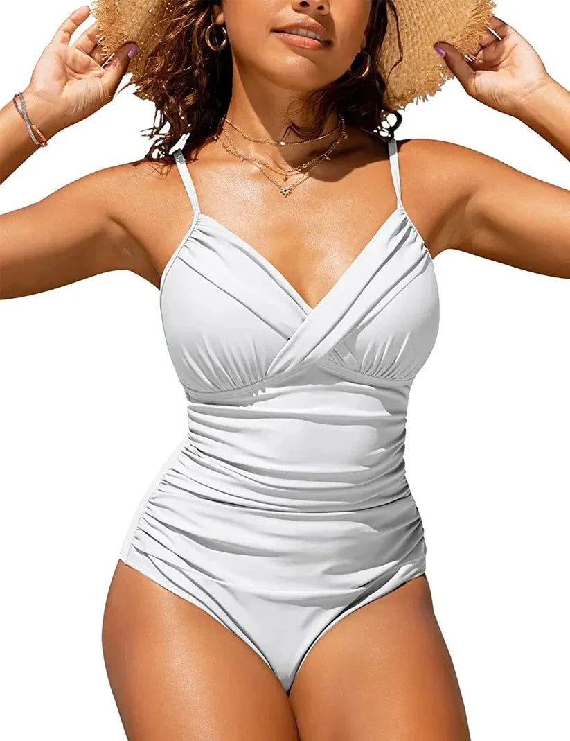 Costume intero bianco da donna, design incrociato, spalline sottili, ideale per spiaggia e piscina. Moda mare estate, elegante e confortevole.
