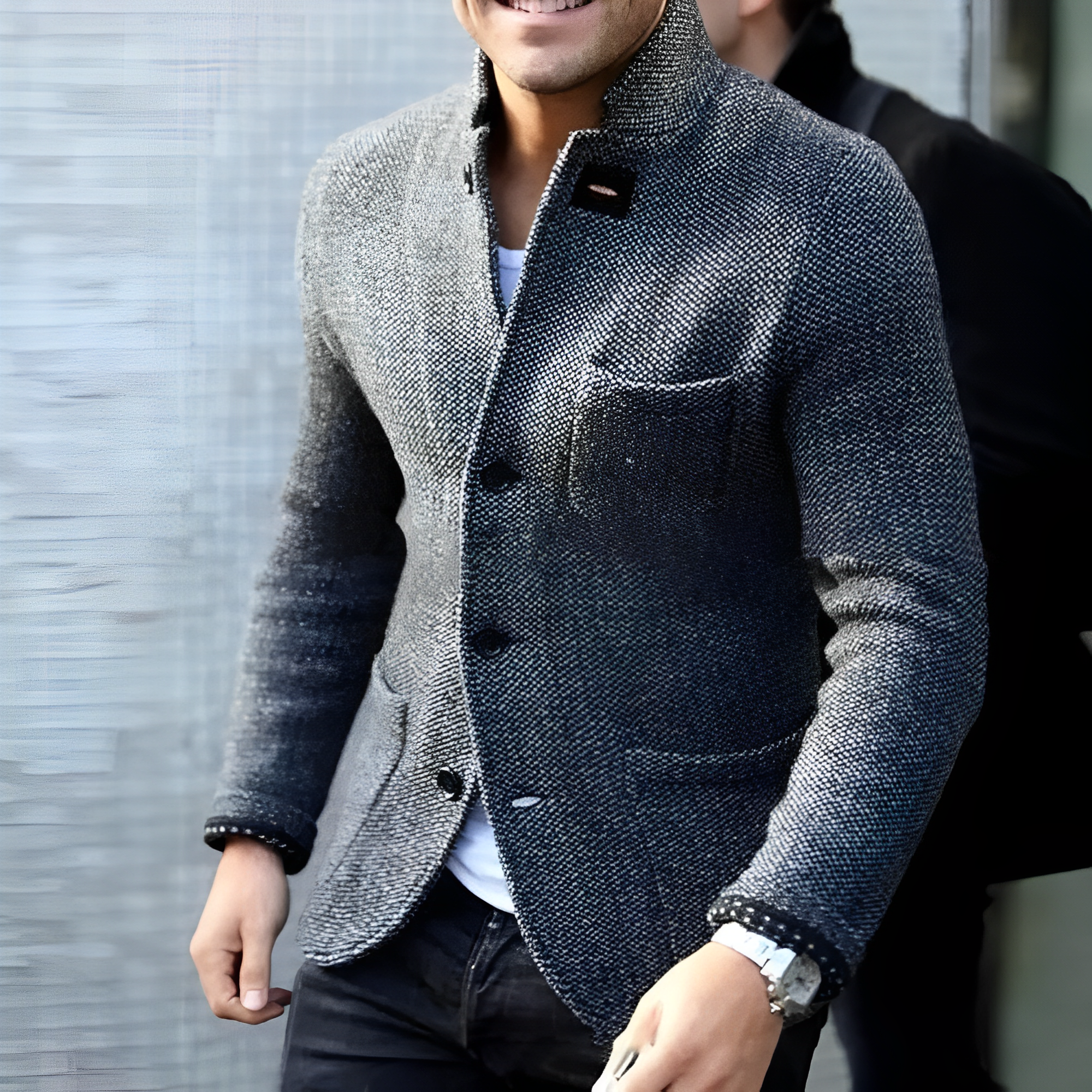Giacca uomo elegante grigia, tessuto tweed, bottoni neri, tasca frontale, stile casual chic, ideale per moda autunno inverno.