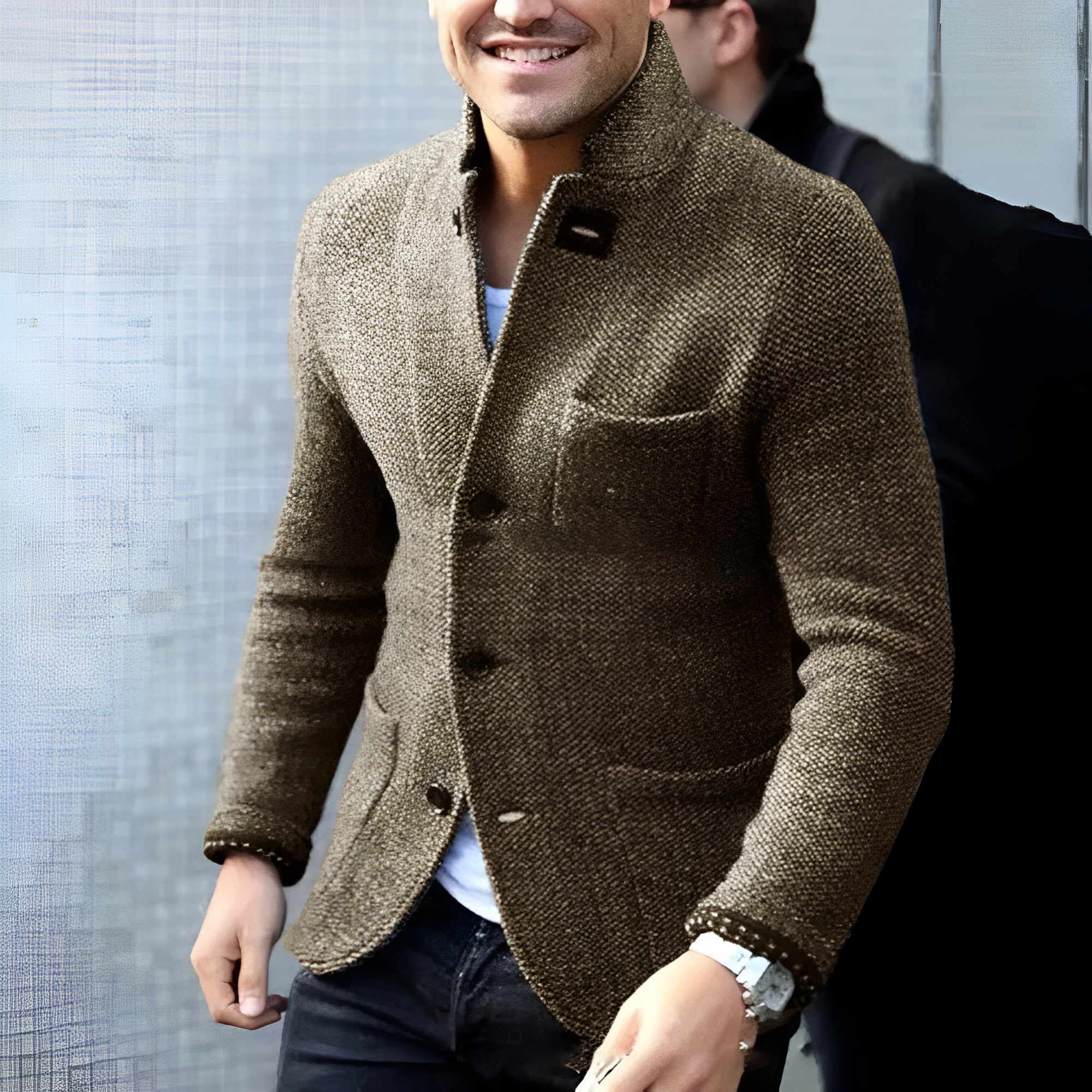 Giacca uomo in tweed marrone, stile casual elegante, con bottoni e tasca frontale. Ideale per moda autunnale e invernale.
