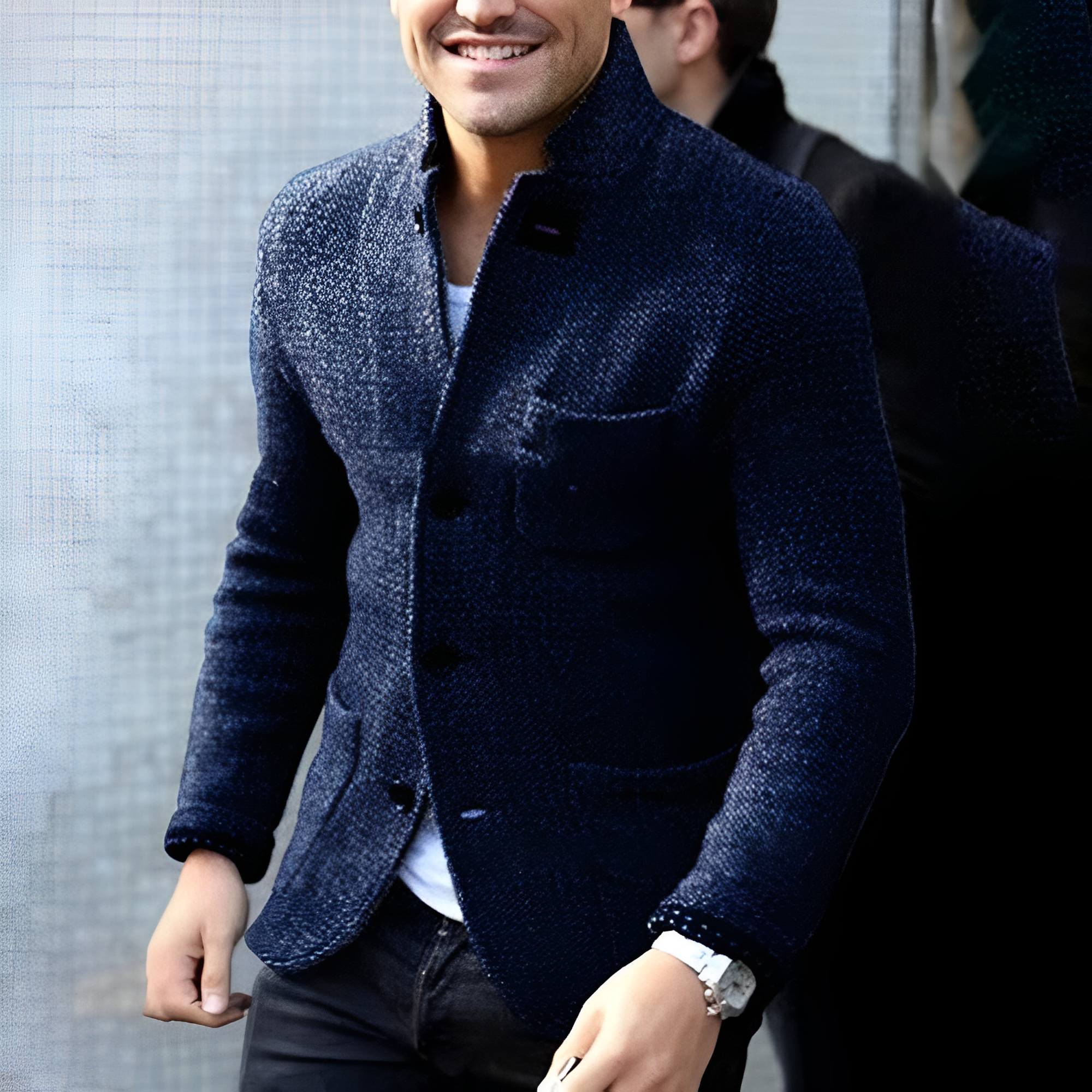 Giacca uomo elegante blu scuro in lana, stile casual chic, con bottoni e tasche, indossata da modello sorridente. Moda maschile autunno inverno.