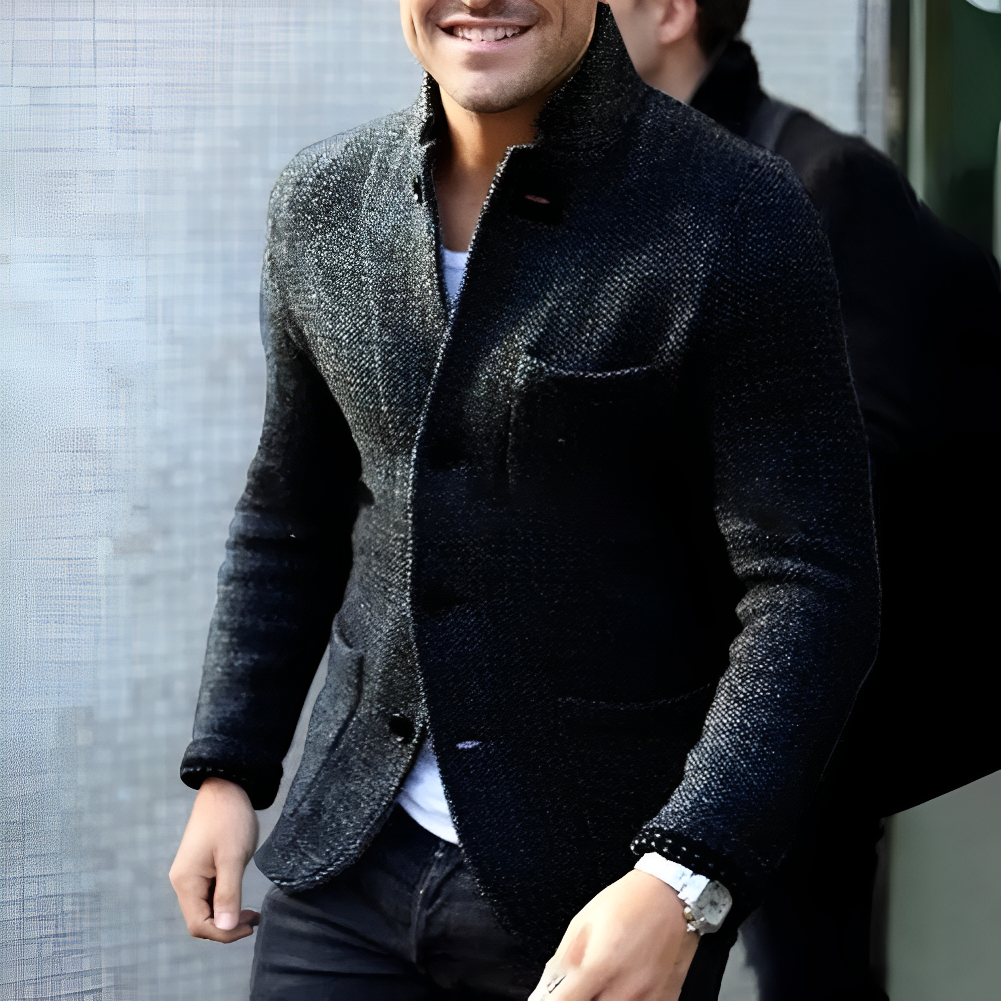 Giacca elegante uomo in tweed nero, stile casual chic, abbinata a jeans scuri. Perfetta per moda autunnale e invernale.