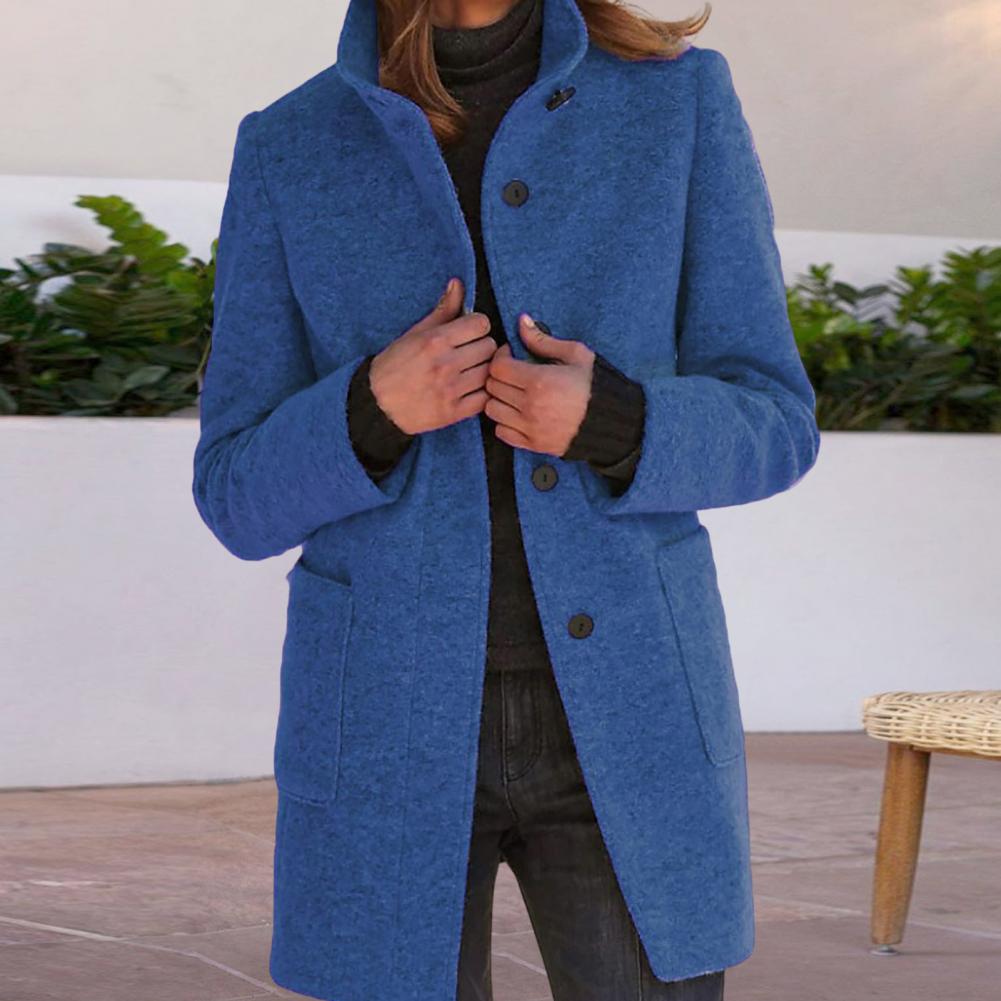 Cappotto donna blu in lana, elegante e caldo, con bottoni neri e tasche frontali. Perfetto per l'inverno, moda femminile autunno-inverno.