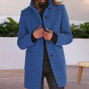 Cappotto donna blu in lana, elegante e caldo, con bottoni neri e tasche frontali. Perfetto per l'inverno, moda femminile autunno-inverno.