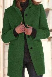 Cappotto verde donna in lana, elegante e caldo, con bottoni neri e tasche frontali. Ideale per l'inverno, moda femminile autunno-inverno.
