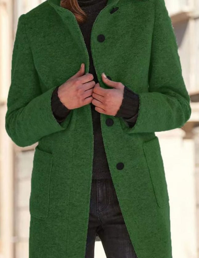 Cappotto verde donna in lana, elegante e caldo, con bottoni neri e tasche frontali. Ideale per l'inverno, moda femminile autunno-inverno.