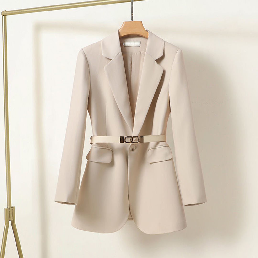 Blazer donna beige elegante con cintura, giacca sartoriale a maniche lunghe, ideale per abbigliamento formale e business casual.