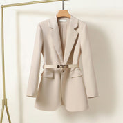 Blazer donna beige elegante con cintura, giacca sartoriale a maniche lunghe, ideale per abbigliamento formale e business casual.