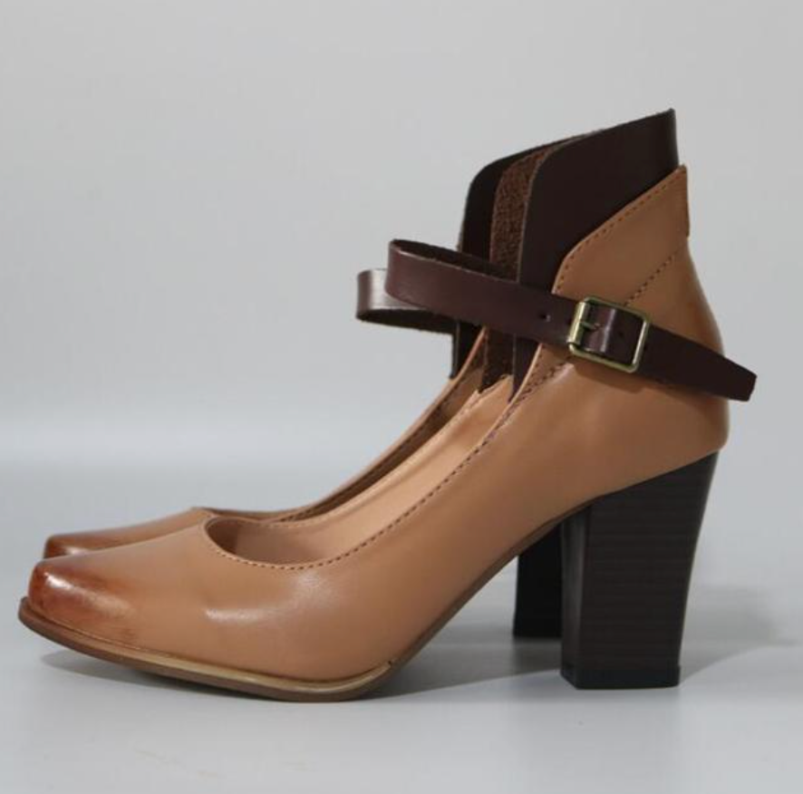 Scarpe col tacco alto in pelle marrone chiaro con cinturino regolabile, design elegante e moderno, ideali per moda donna e abbigliamento formale.