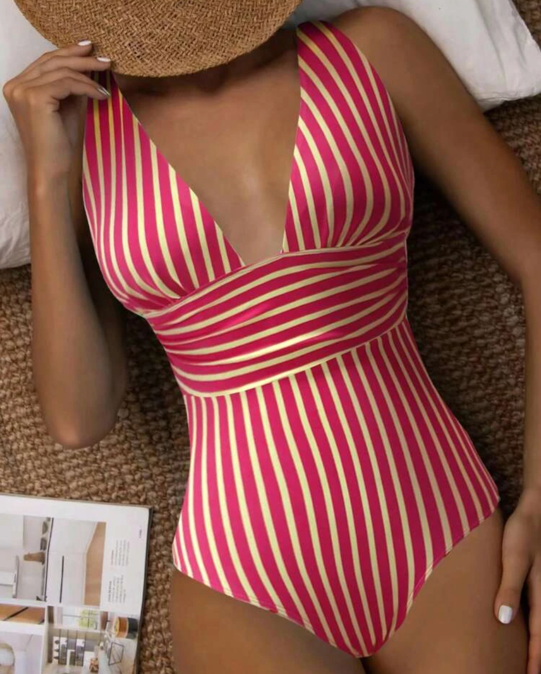 Costume intero a righe rosse e bianche, design elegante, moda mare donna, perfetto per l'estate, stile moderno e chic, tessuto confortevole.