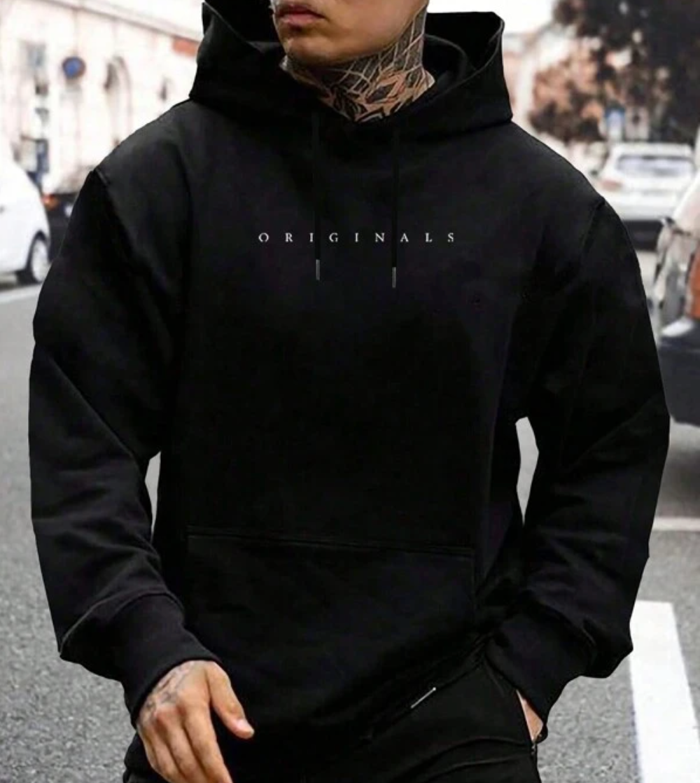 Felpa nera con cappuccio "Originals", uomo tatuato, moda urbana, abbigliamento casual, strada cittadina, stile moderno, autunno inverno.