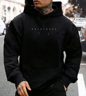 Felpa nera con cappuccio "Originals", uomo tatuato, moda urbana, abbigliamento casual, strada cittadina, stile moderno, autunno inverno.