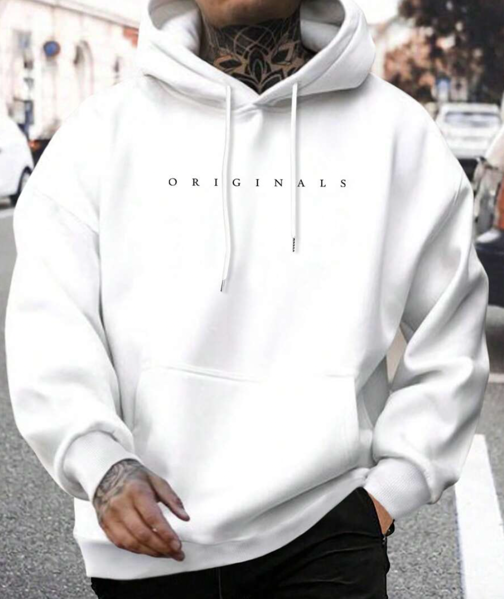 Felpa bianca con cappuccio, scritta "ORIGINALS", indossata da persona tatuata. Moda streetwear, abbigliamento casual, stile urbano.