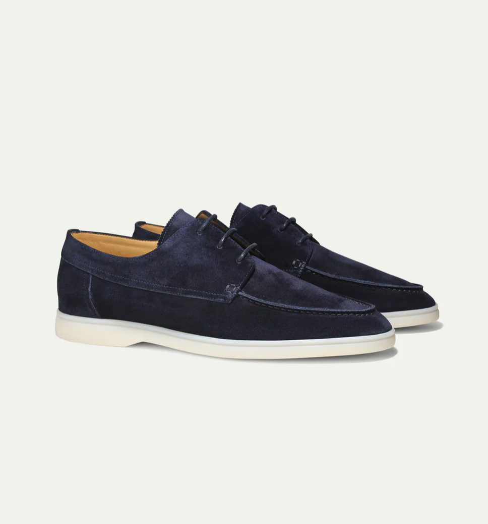 Scarpe da uomo in pelle scamosciata blu, design elegante con suola bianca. Calzature casual di alta qualità, ideali per look moderni e raffinati.