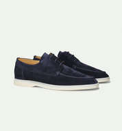 Scarpe da uomo in pelle scamosciata blu, design elegante con suola bianca. Calzature casual di alta qualità, ideali per look moderni e raffinati.