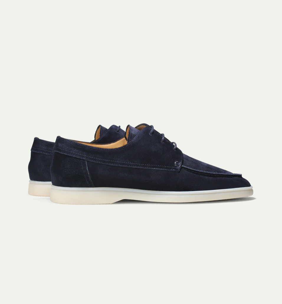 Scarpe da uomo in pelle scamosciata blu navy, design elegante con suola bianca. Mocassini casual di alta qualità, ideali per look sofisticati.