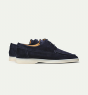 Scarpe da uomo in pelle scamosciata blu navy, design elegante con suola bianca. Mocassini casual di alta qualità, ideali per look sofisticati.