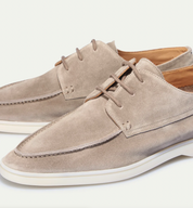 Scarpe da uomo in pelle scamosciata beige, design casual elegante, suola bianca, ideali per look estivi e primaverili.