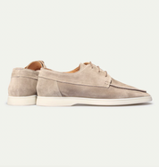 Scarpe da uomo in pelle scamosciata beige, design casual elegante, suola bianca in gomma, ideali per look estivi e primaverili.