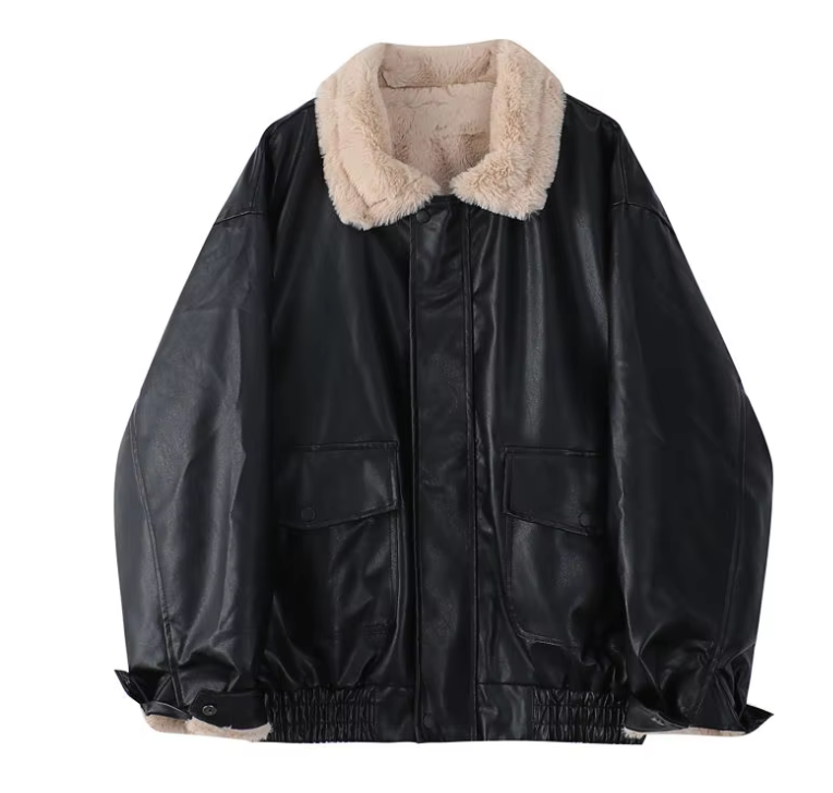 Giacca in pelle nera con colletto in pelliccia sintetica beige, tasche frontali, stile casual, moda uomo, abbigliamento invernale caldo.