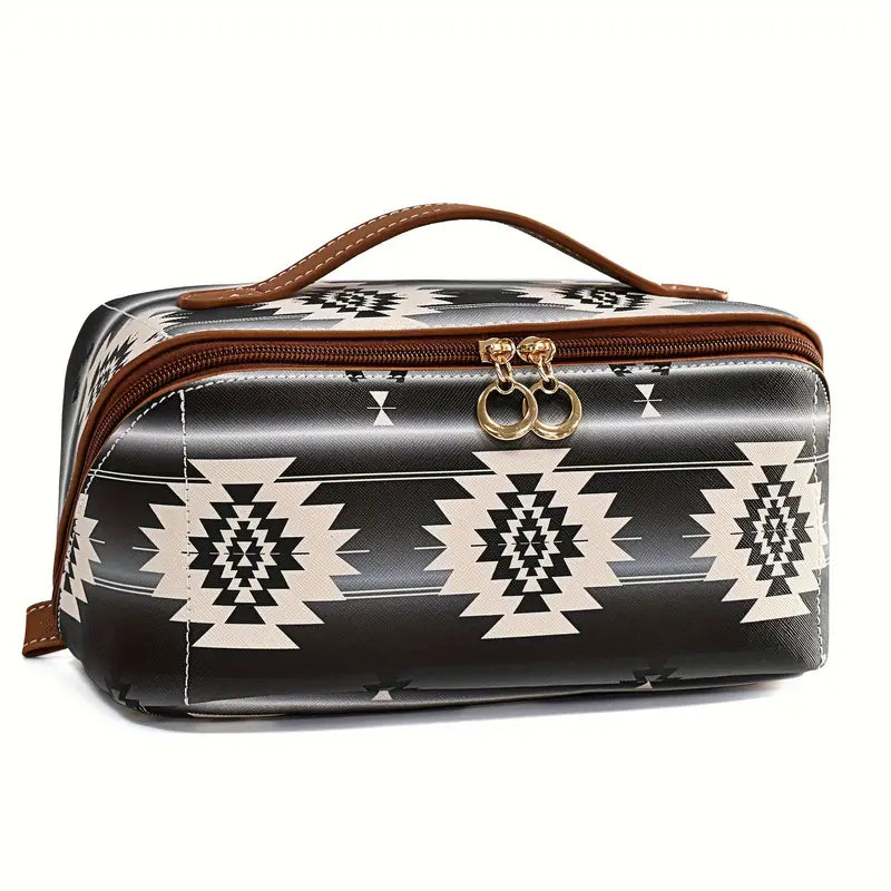Astuccio da viaggio in pelle con motivo geometrico tribale, manico marrone, cerniera dorata. Elegante e pratico per cosmetici e accessori.