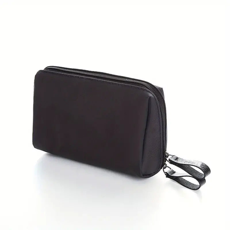 Astuccio da viaggio nero in pelle sintetica con cerniera, design elegante e compatto, ideale per cosmetici e accessori.
