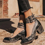 Scarpe donna in pelle nera con tacco largo e cinturini, stile vintage. Ideali per look casual e autunnali. Moda femminile, calzature eleganti.
