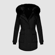Giacca invernale nera da donna con cappuccio in pelliccia sintetica, design elegante, chiusura a bottoni, ideale per climi freddi.