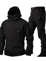 Giacca e pantaloni tattici neri da uomo, impermeabili e antivento, con tasche multiple e cappuccio. Abbigliamento outdoor resistente e funzionale.