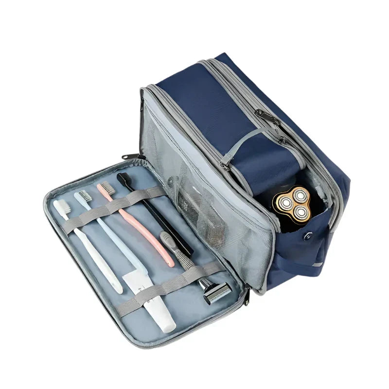 Astuccio da viaggio blu con zip aperta, contenente spazzolini, rasoio e testina di rasoio elettrico. Organizzatore compatto per accessori da bagno.