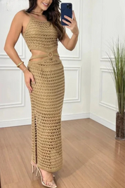 Donna in abito lungo crochet beige, scollo all'americana, con spacco laterale. Moda estiva elegante, perfetta per eventi e serate.