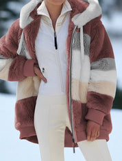 Giacca invernale donna in pelliccia sintetica a righe rosa, bianco e grigio, con zip frontale. Elegante e calda, ideale per la moda invernale.