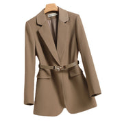 Giacca blazer donna beige elegante con cintura, tasche frontali, design classico. Abbigliamento moda femminile, stile formale e sofisticato.