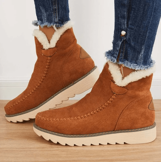 Stivaletti invernali donna in pelle scamosciata marrone, fodera in pelliccia sintetica, suola antiscivolo, moda casual, abbigliamento autunno inverno.