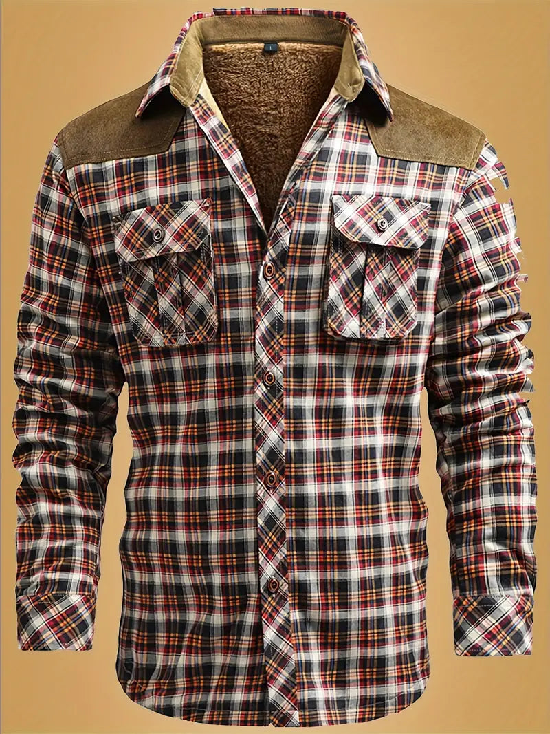 Camicia a quadri uomo invernale, foderata in pile, con colletto marrone, tasche frontali, maniche lunghe, stile casual, sfondo beige.