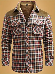 Camicia a quadri uomo invernale, foderata in pile, con colletto marrone, tasche frontali, maniche lunghe, stile casual, sfondo beige.