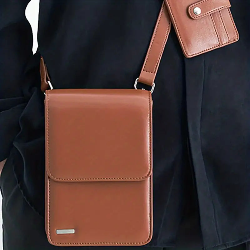 Borsa a tracolla in pelle marrone, design elegante e compatto, ideale per uomo, con tasca frontale e chiusura magnetica. Accessorio moda pratico.