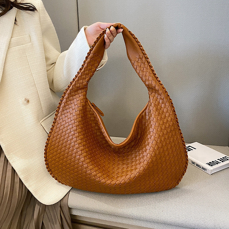 Borsa a spalla intrecciata in pelle marrone, design elegante e moderno, perfetta per moda donna, accessorio di tendenza, stile casual chic.