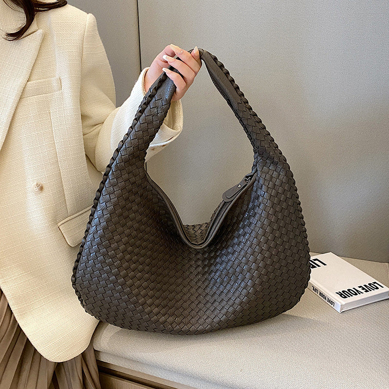Borsa a spalla intrecciata in pelle nera, design elegante e moderno, perfetta per moda donna. Accessorio di tendenza per ogni occasione.
