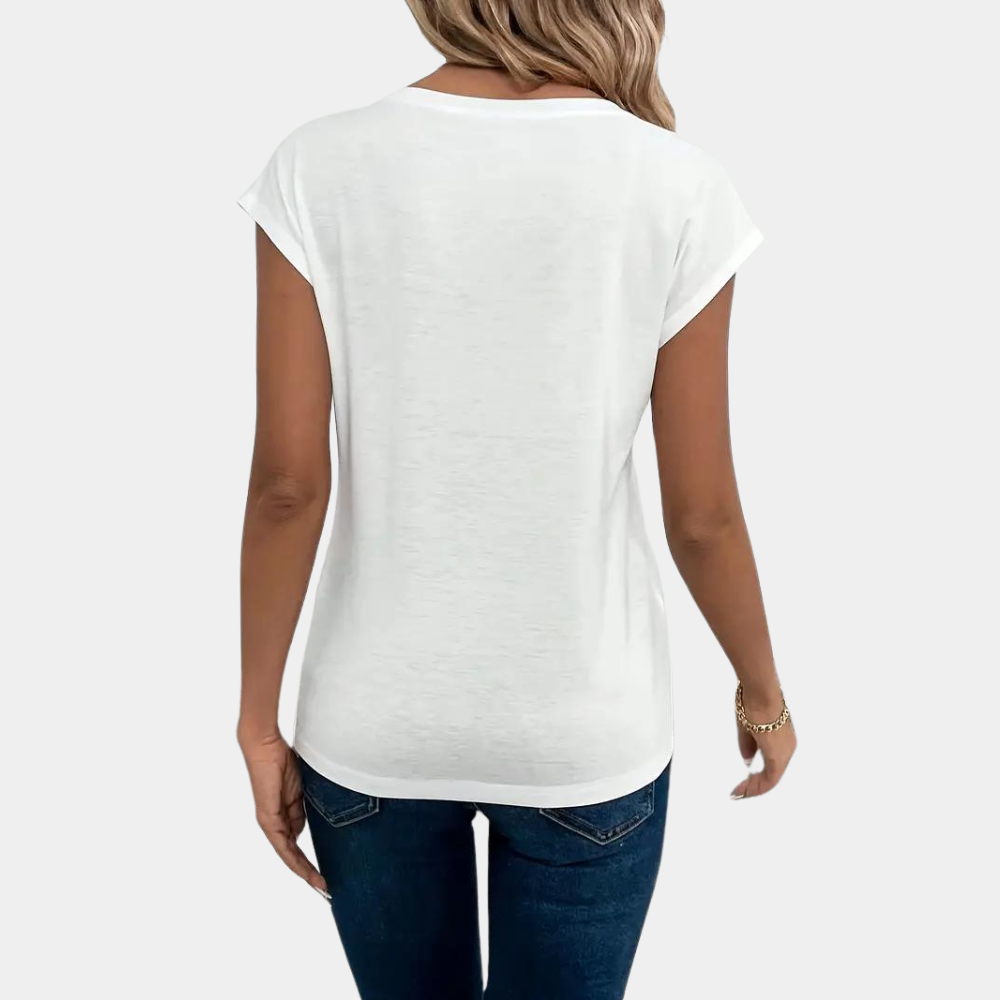 Donna con maglietta bianca a maniche corte, vista posteriore, su sfondo bianco. Abbigliamento casual, moda femminile, t-shirt estiva.