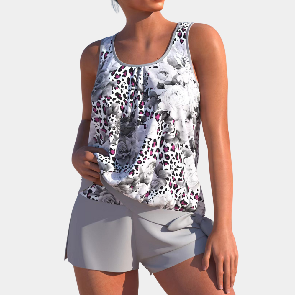 Top senza maniche da donna con stampa floreale e leopardata in bianco e nero, abbinato a shorts grigi. Moda estiva casual, abbigliamento femminile trendy.