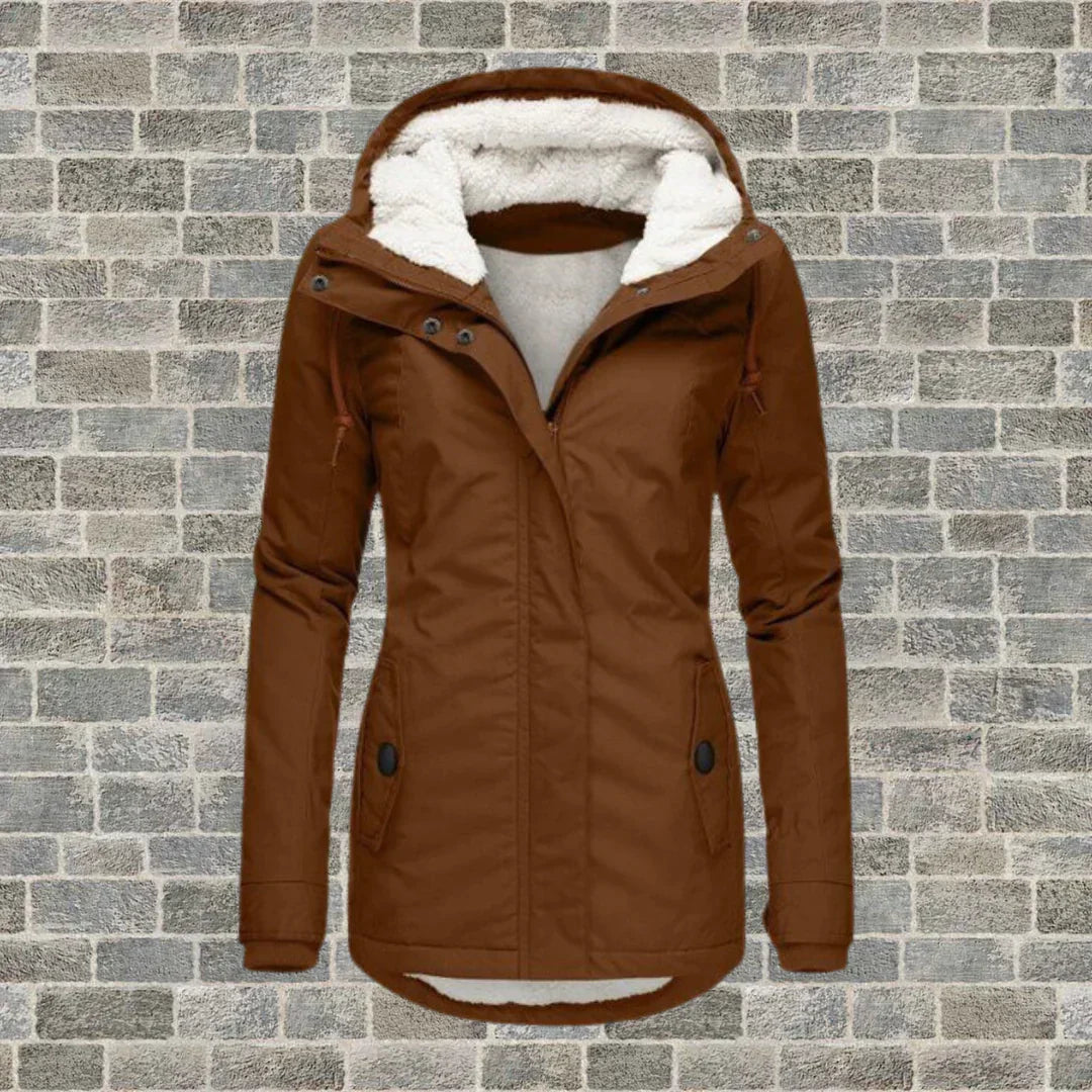 Giacca invernale da donna marrone con cappuccio foderato in pelliccia sintetica, chiusura a zip, tasche frontali, ideale per climi freddi.