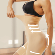 Donna in biancheria modellante beige, dimostrando effetto snellente. Intimo contenitivo, alta vita, elasticizzato, perfetto per silhouette scolpita.